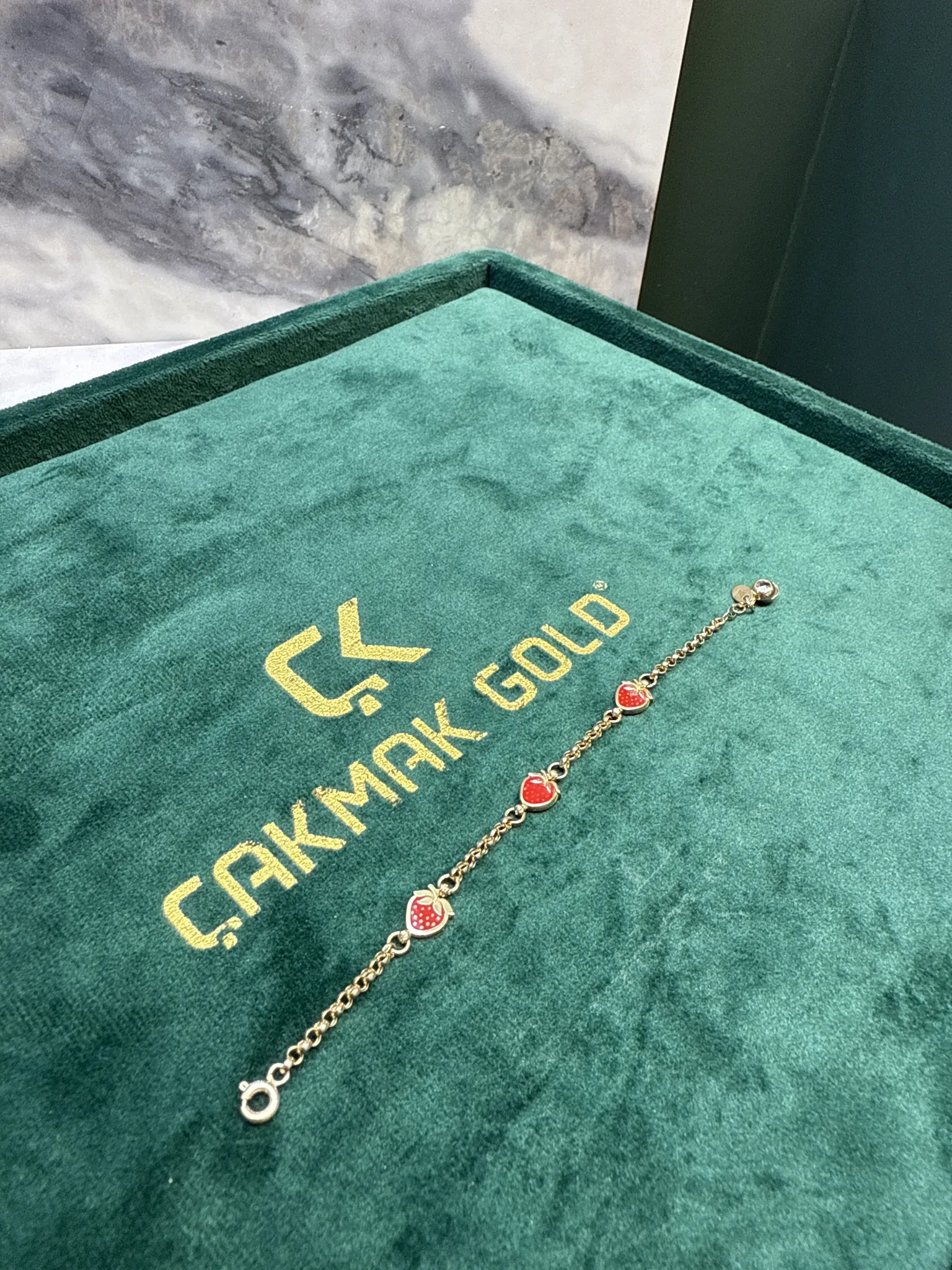 ÇİLEKLİ ÇOCUK KÜNYESİ