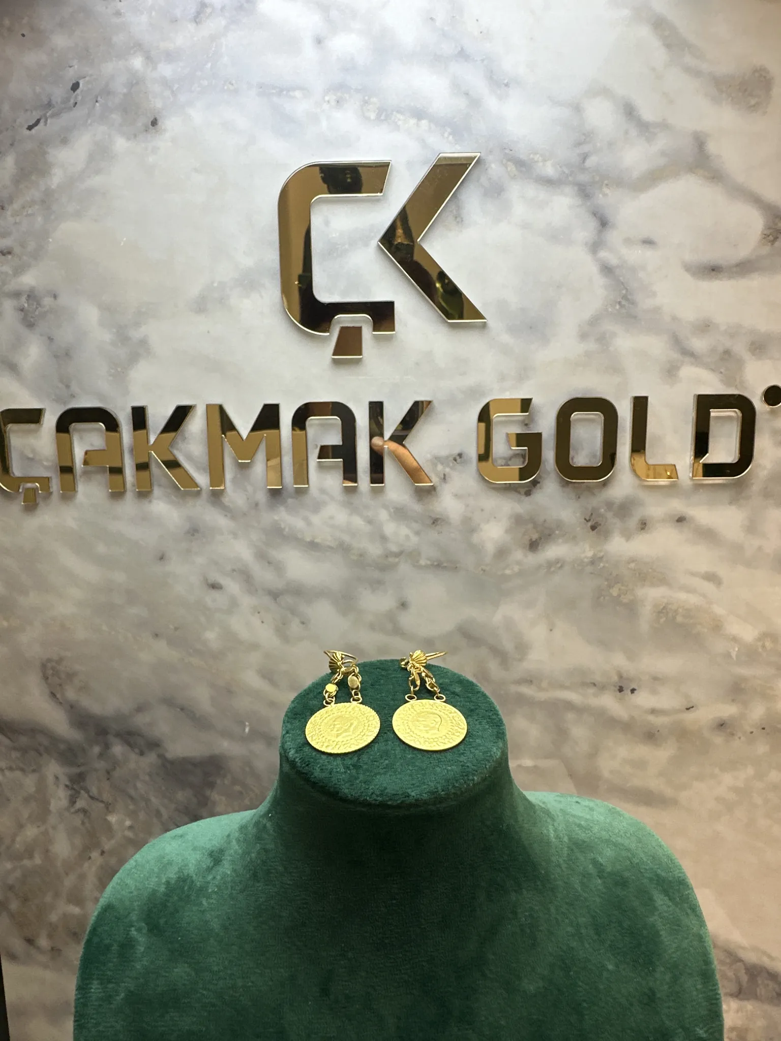 PULLU ZİNCİRLİ ÇEYREK KÜPE