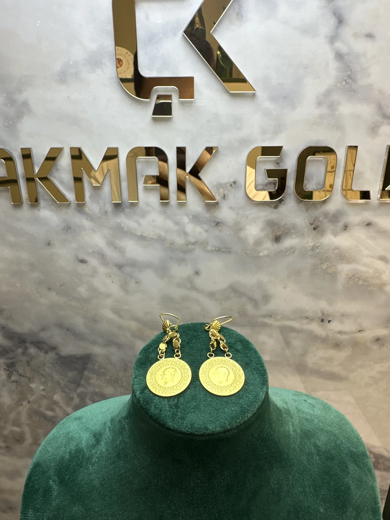 PULLU ZİNCİRLİ ÇEYREK KÜPE