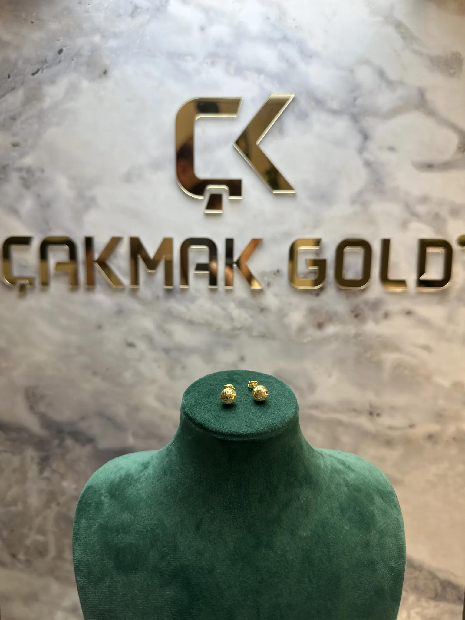 VİDALI TOP KÜPE