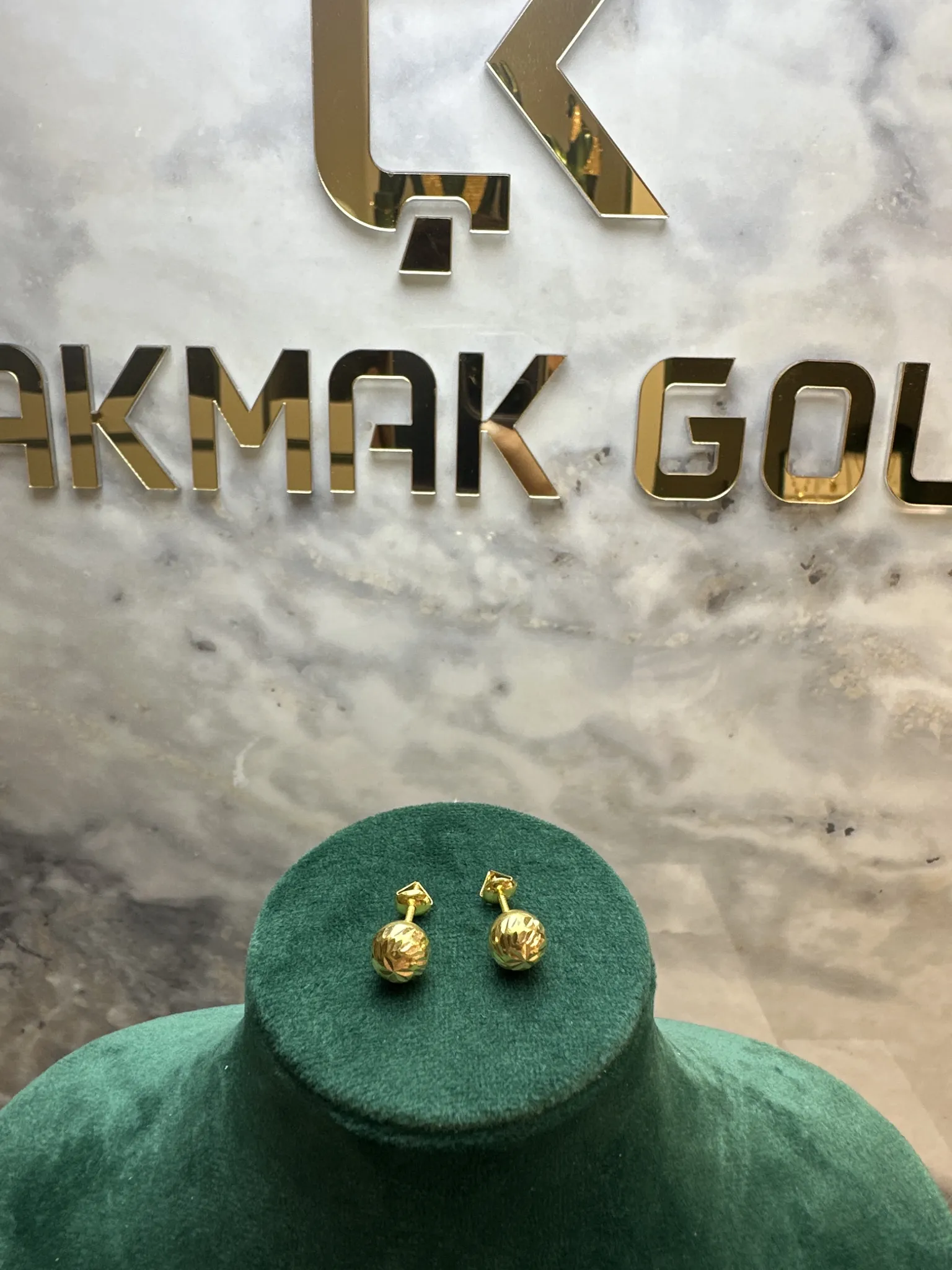 VİDALI TOP KÜPE