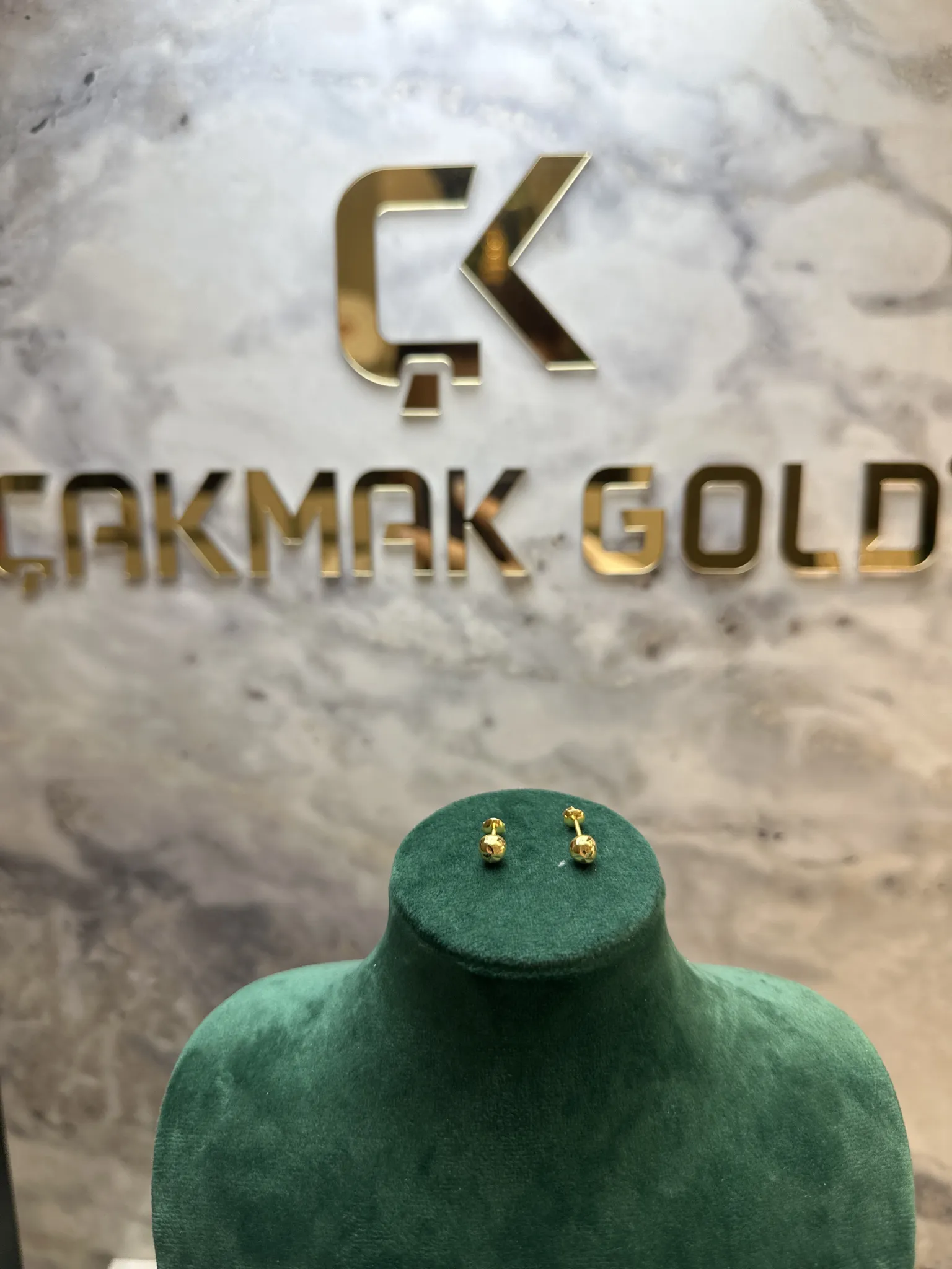 VİDALI TOP KÜPE
