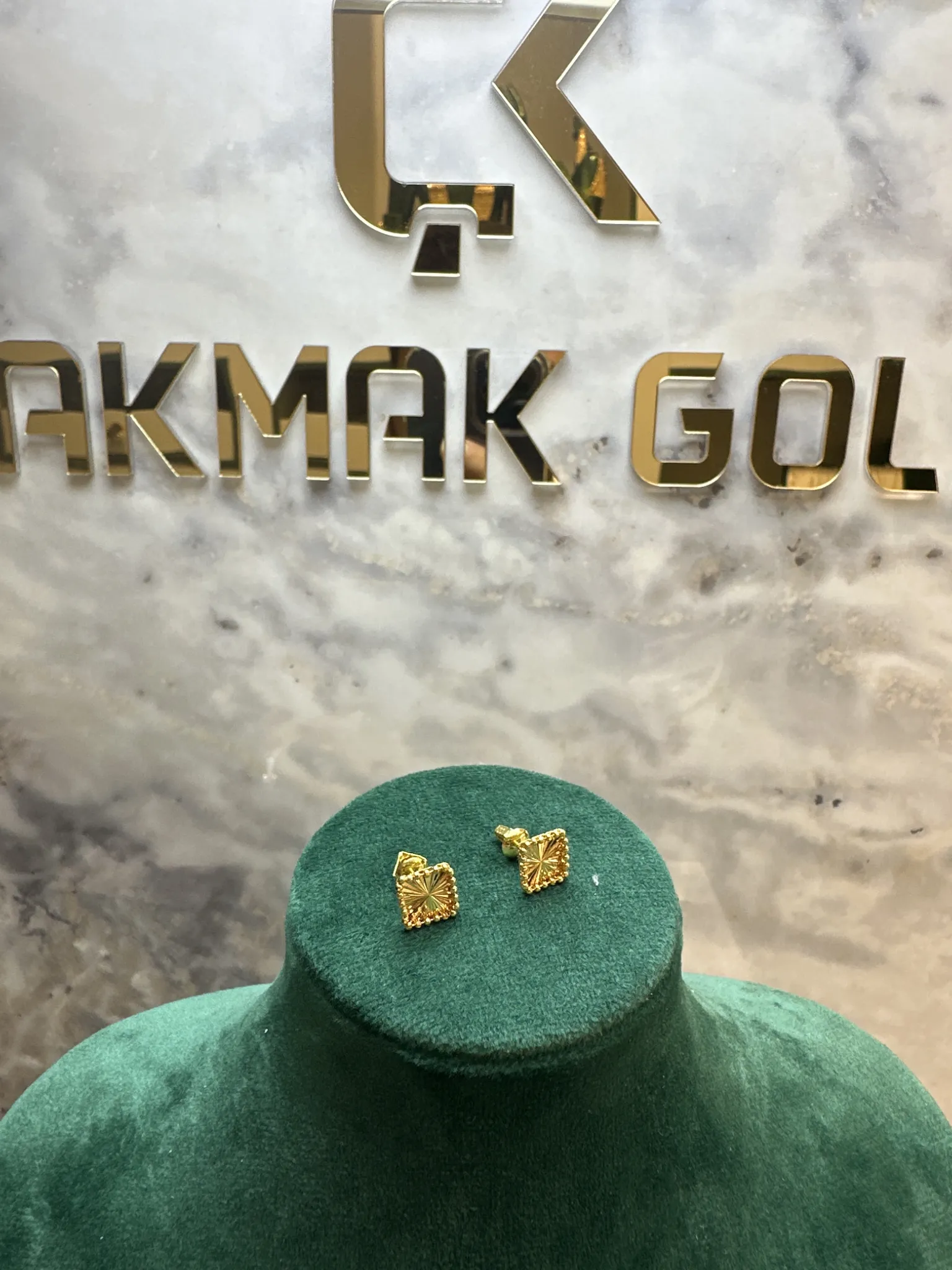 VİDALI KARE KÜPE