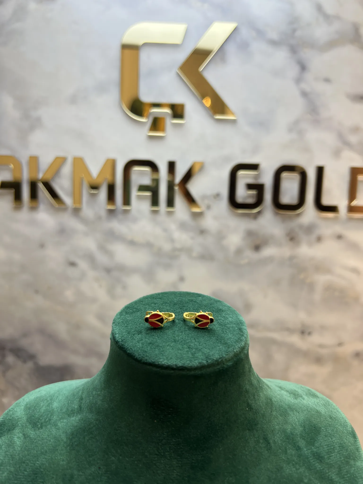 UĞUR BÖCEKLİ TASARIM KÜPE
