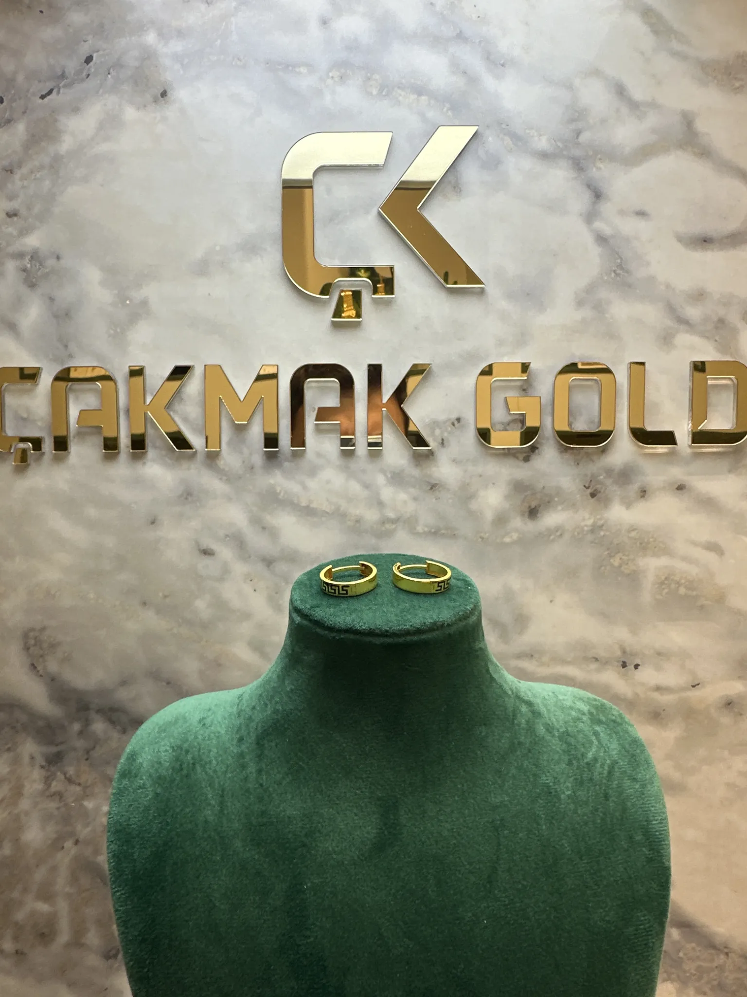 HALKA TASARIMLI KÜPE