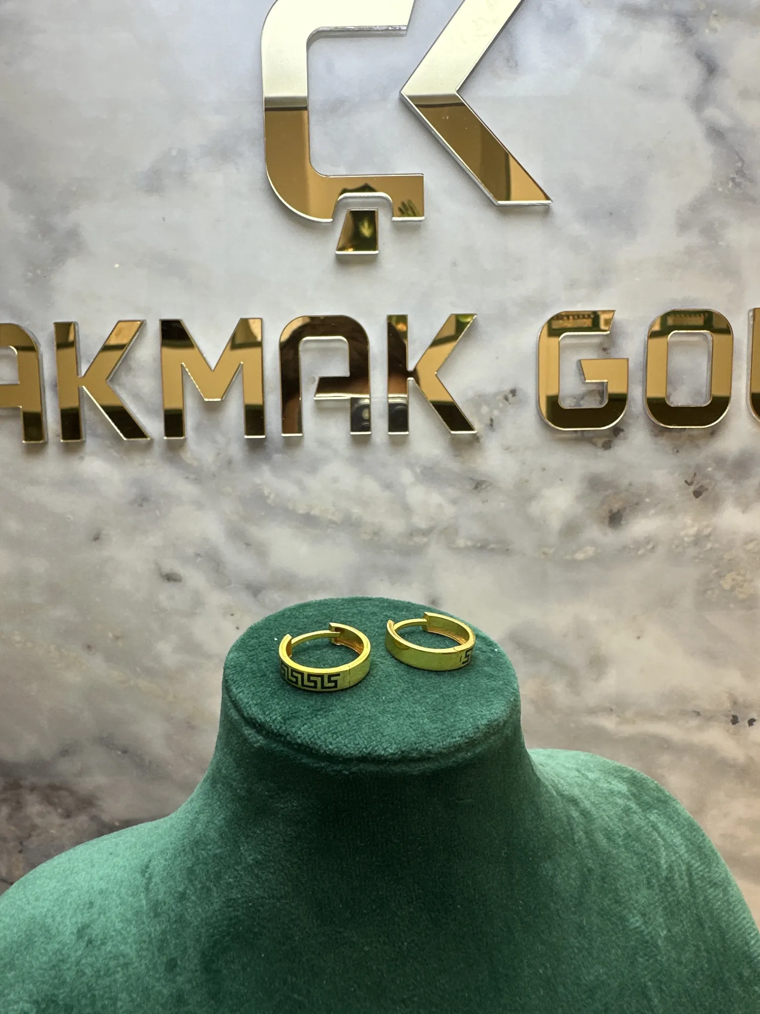 HALKA TASARIMLI KÜPE
