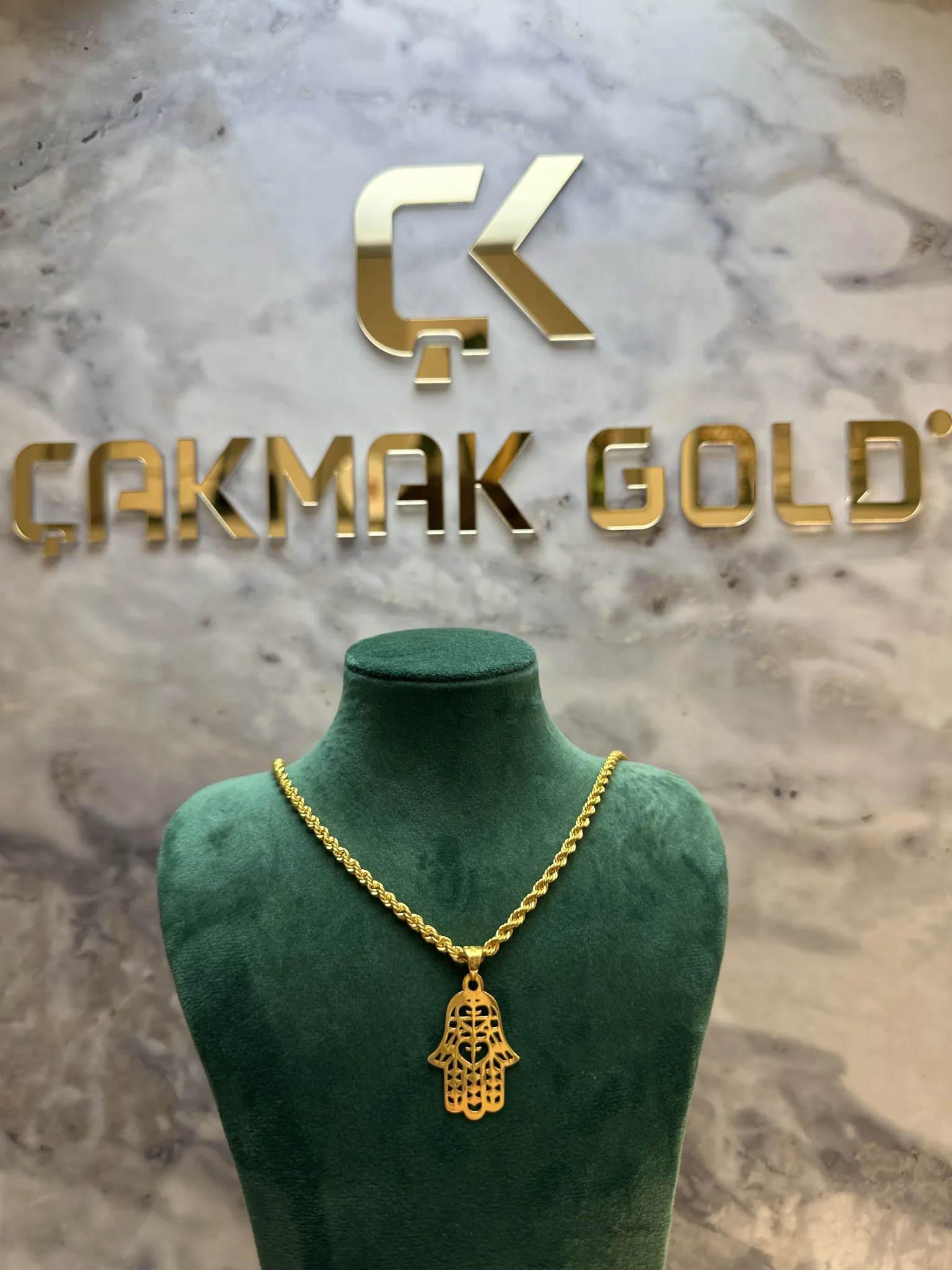 FATMA’ NIN ELİ KOLYE UCU