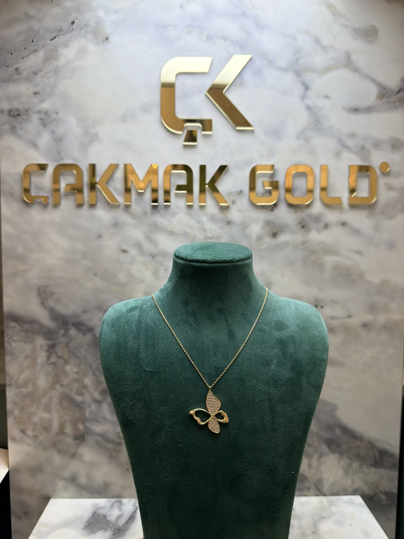 KELEBEKLİ KOLYE